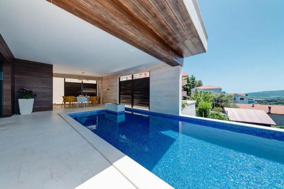 Montelux Mansion Vila *